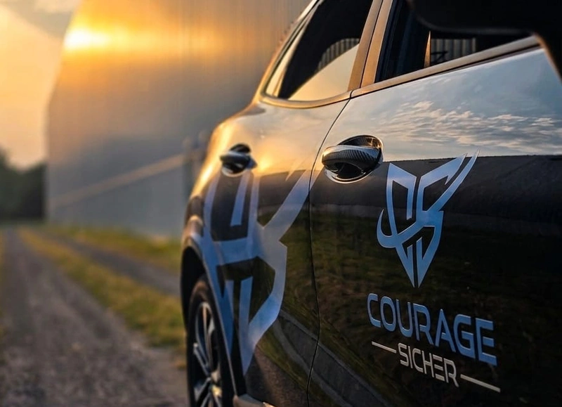 Fahrzeug mit Courage Sicher Aufschrift in der Abendsonne